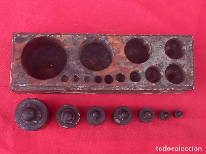 Oggetti Antichi: CAJA DE MADERA ANTIGUA CON SIETE PESAS EN BRONCE.