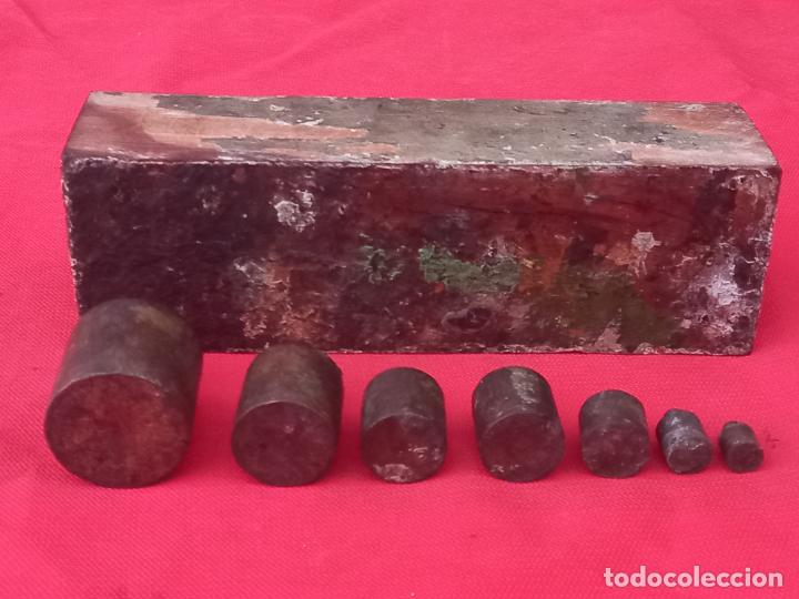 Antig&uuml;edades: CAJA DE MADERA ANTIGUA CON SIETE PESAS EN BRONCE. - Foto 6