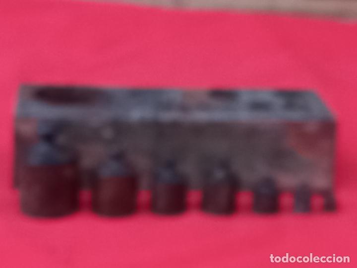 Antig&uuml;edades: CAJA DE MADERA ANTIGUA CON SIETE PESAS EN BRONCE. - Foto 7