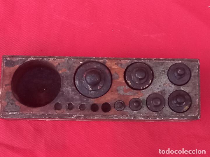 Antig&uuml;edades: CAJA DE MADERA ANTIGUA CON SIETE PESAS EN BRONCE. - Foto 8