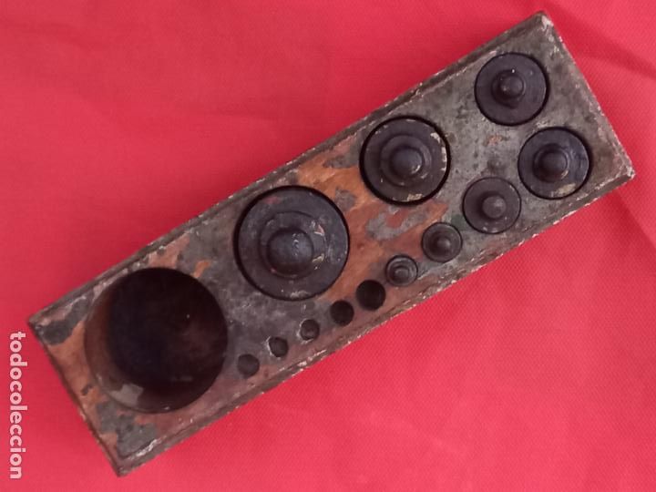 Antig&uuml;edades: CAJA DE MADERA ANTIGUA CON SIETE PESAS EN BRONCE. - Foto 1