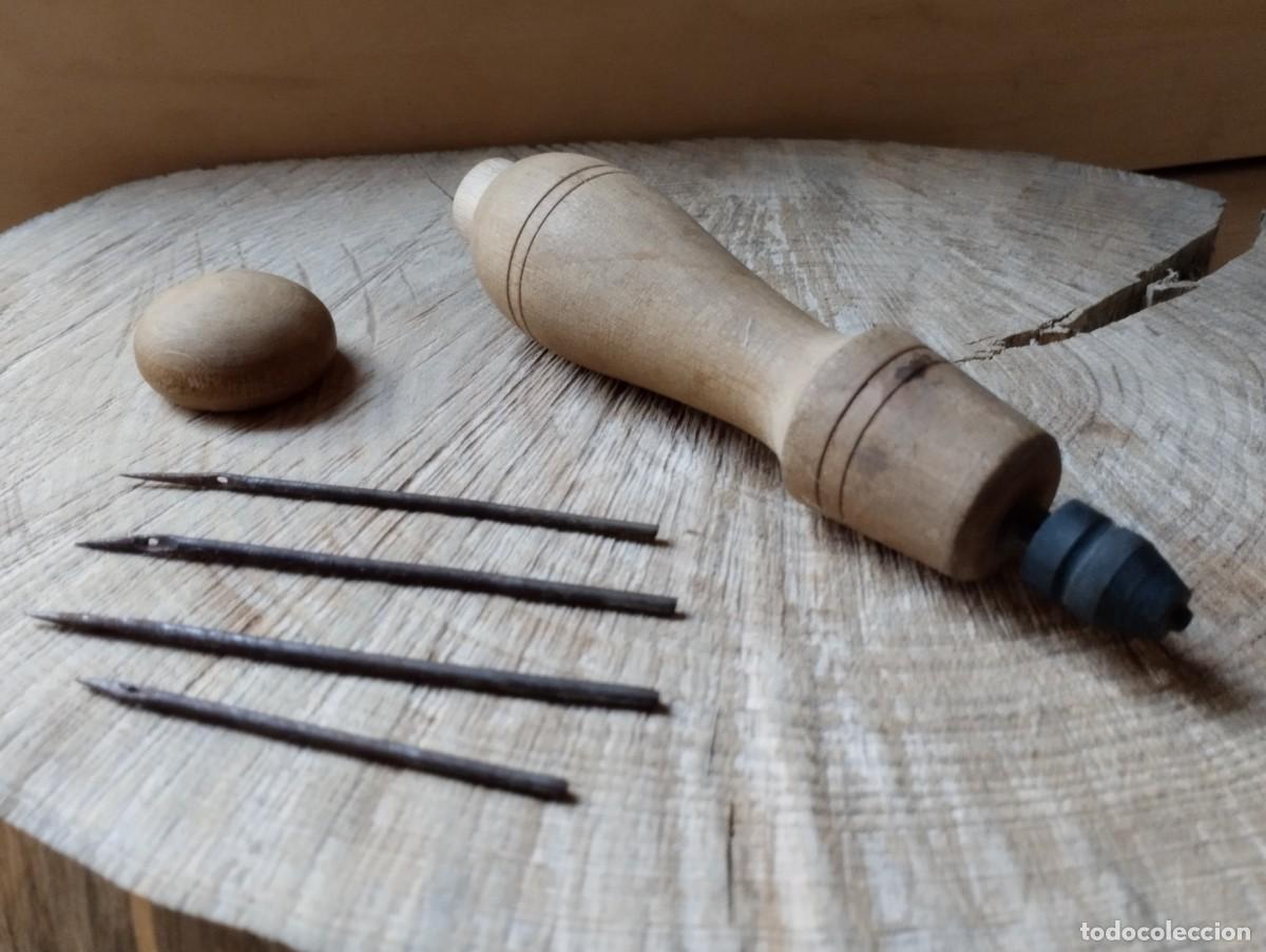 Antig&uuml;edades: Antigua herramienta con mango de madera. Lezna con agujas - Foto 1