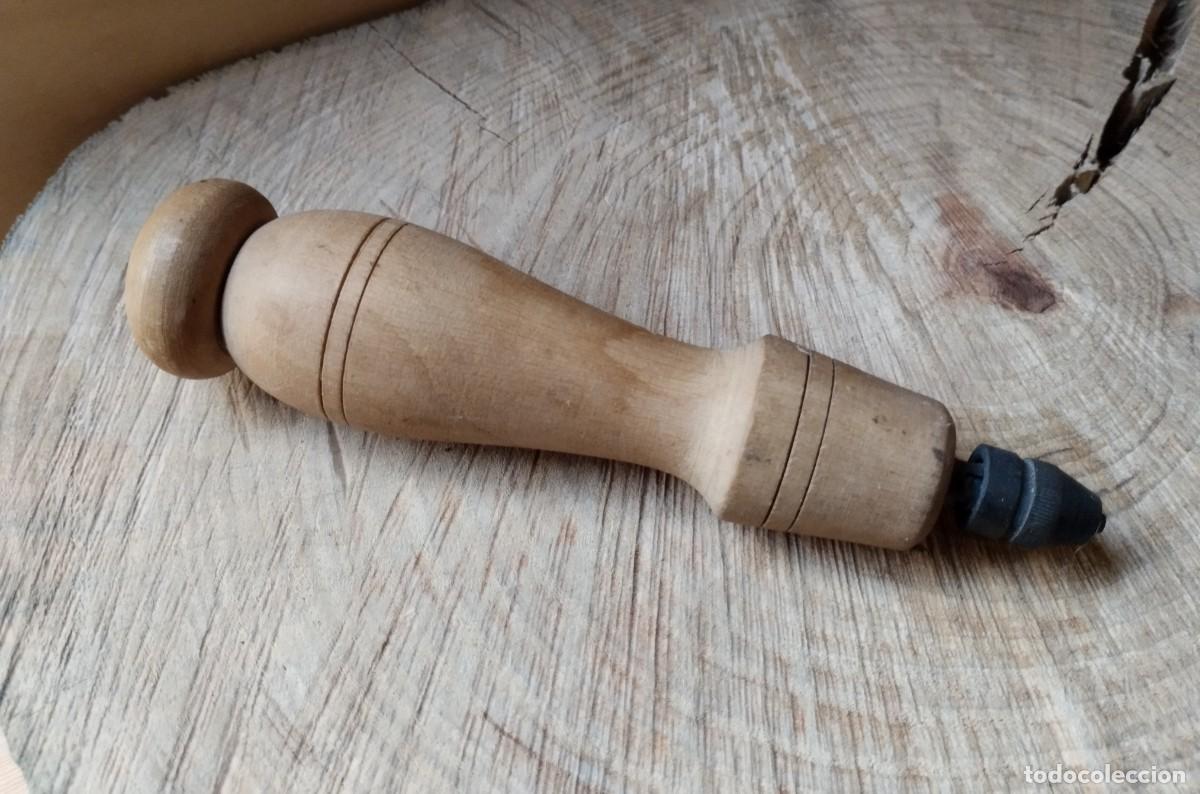 Antig&uuml;edades: Antigua herramienta con mango de madera. Lezna con agujas - Foto 3