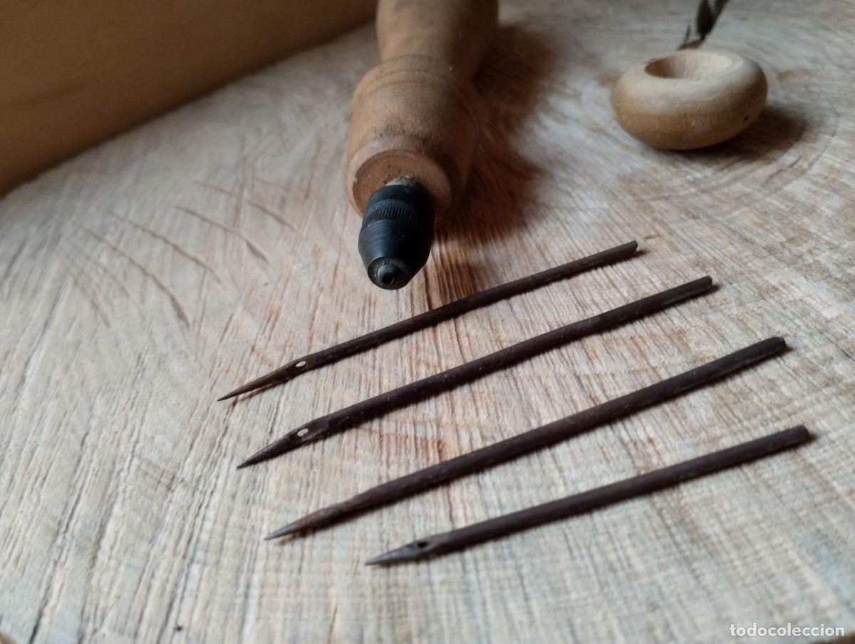 Antig&uuml;edades: Antigua herramienta con mango de madera. Lezna con agujas - Foto 7