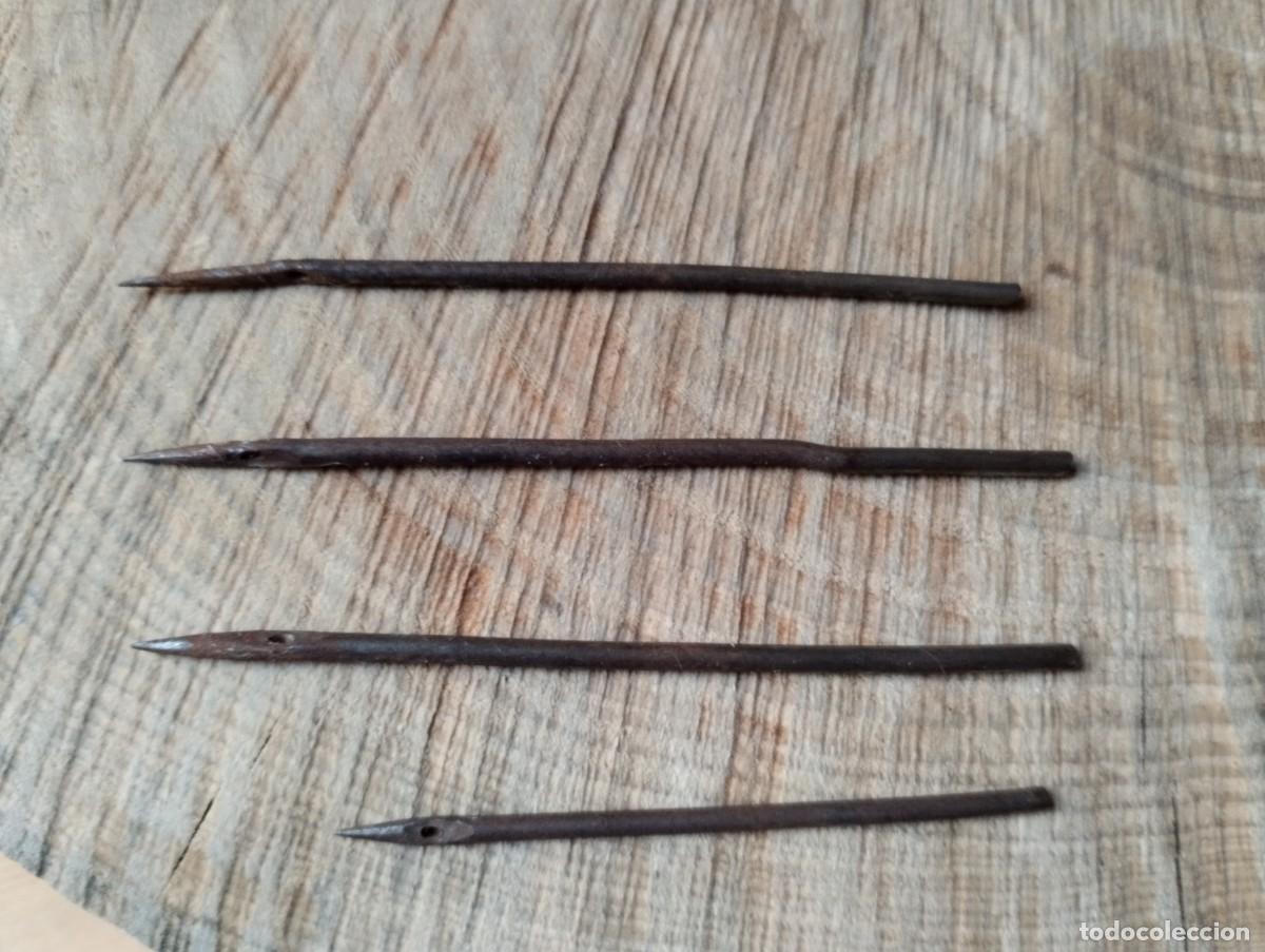 Antig&uuml;edades: Antigua herramienta con mango de madera. Lezna con agujas - Foto 8