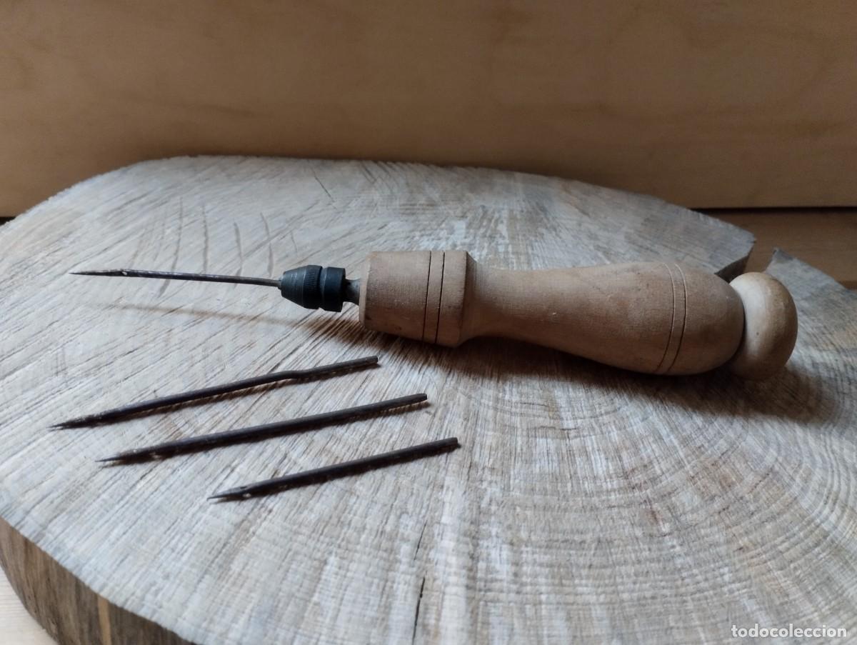 Antig&uuml;edades: Antigua herramienta con mango de madera. Lezna con agujas - Foto 9