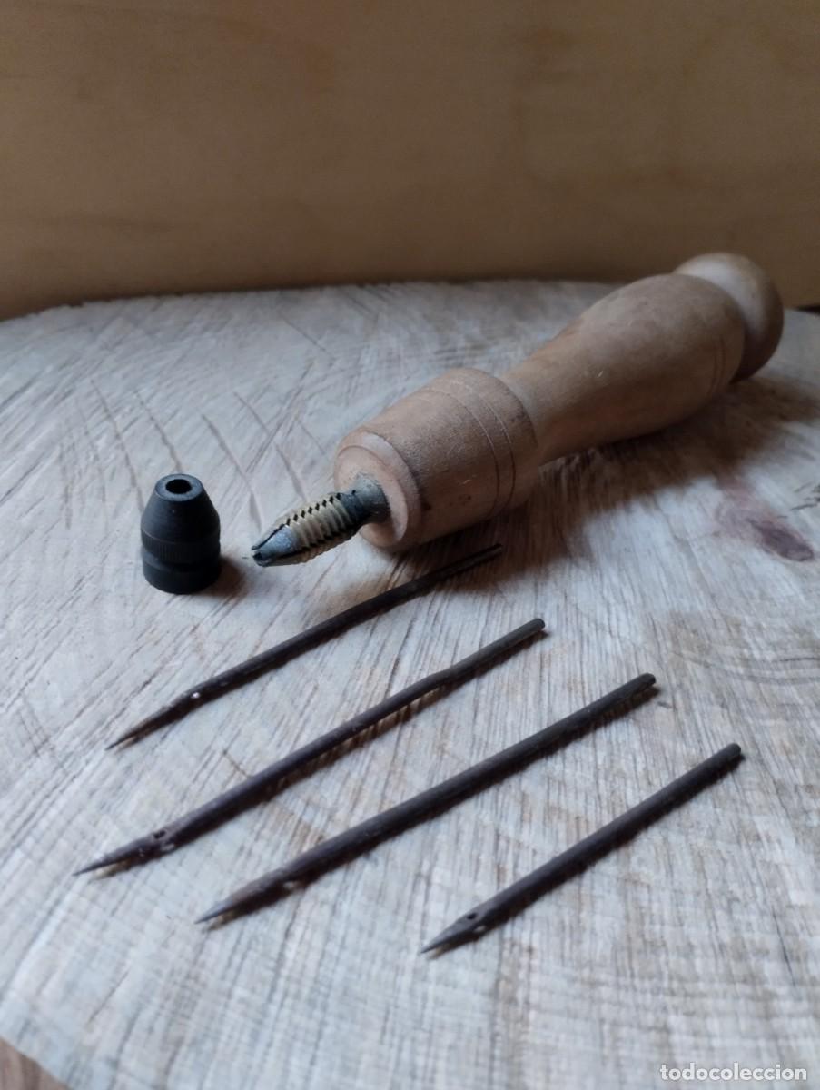 Antig&uuml;edades: Antigua herramienta con mango de madera. Lezna con agujas - Foto 10