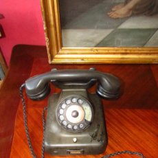 Teléfonos: TELÉFONO DE SOBREMESA ANTIGUO, DE RUEDA. HECHO EN ALEMANIA, TIENE LA FIRMA DEL ANTIGUO PROPIETARIO.