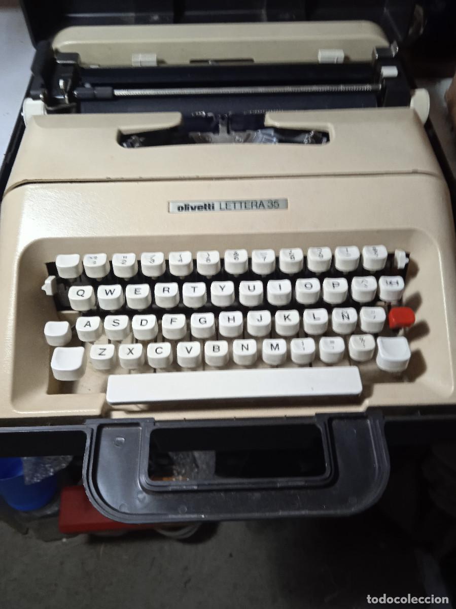 Máquina de escribir Olivetti modelo Lettera 35i. 