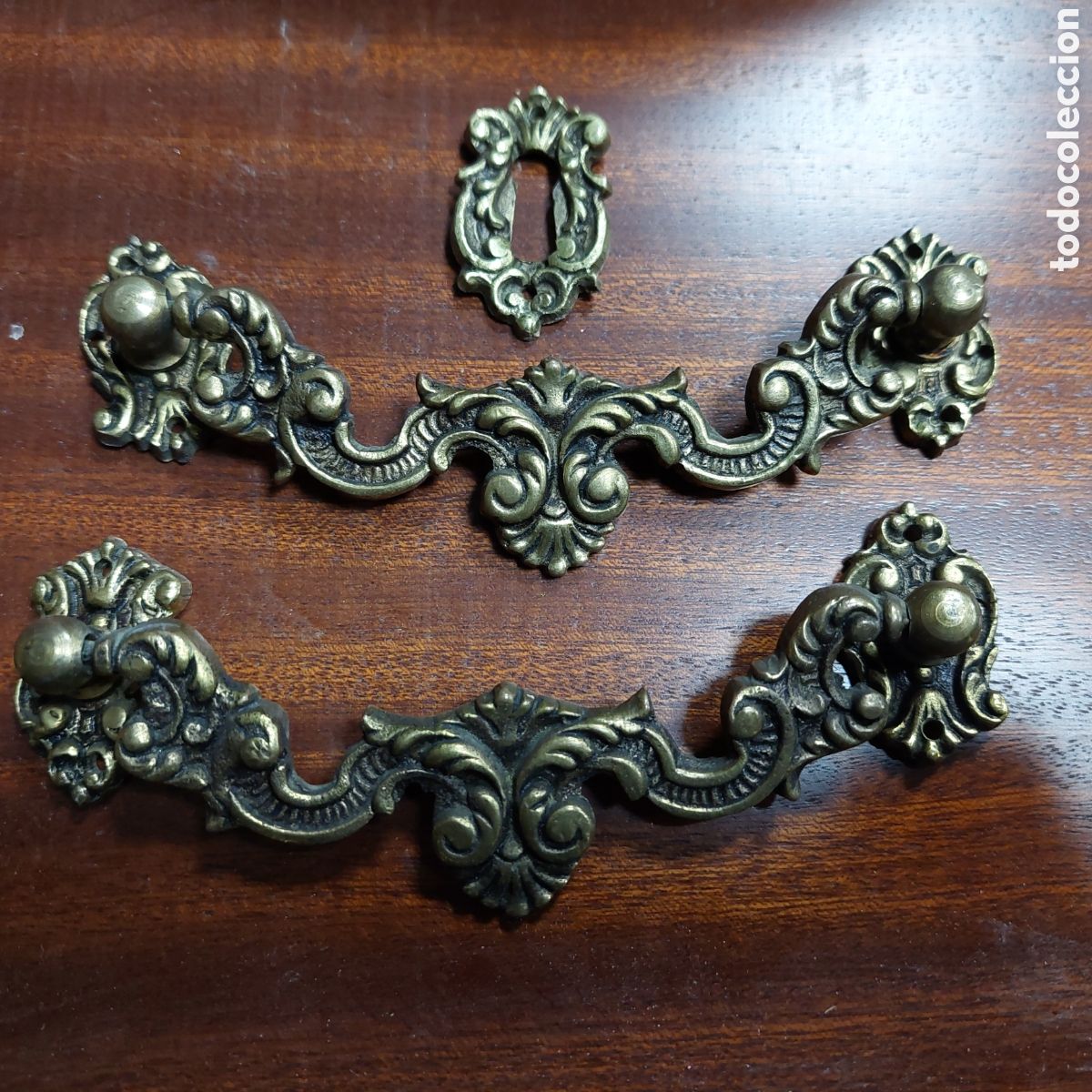 Antig&uuml;edades: Par de tiradores de bronce con bocallave - Foto 1