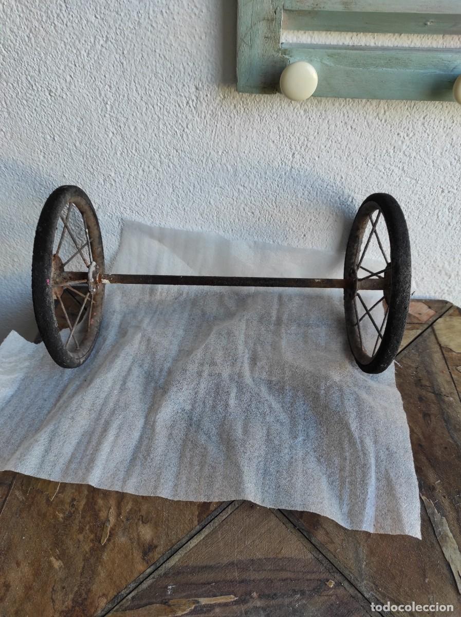 Antig&uuml;edades: Ruedas con eje - Foto 2
