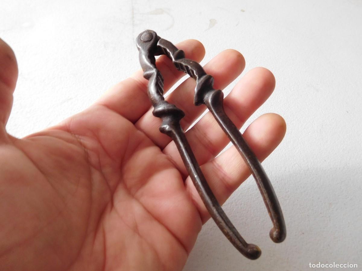 Antig&uuml;edades: Casca pi&ntilde;ones o nueces antiguo de forja - Foto 1