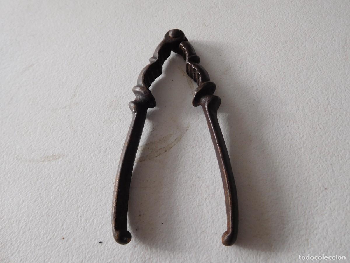 Antig&uuml;edades: Casca pi&ntilde;ones o nueces antiguo de forja - Foto 2