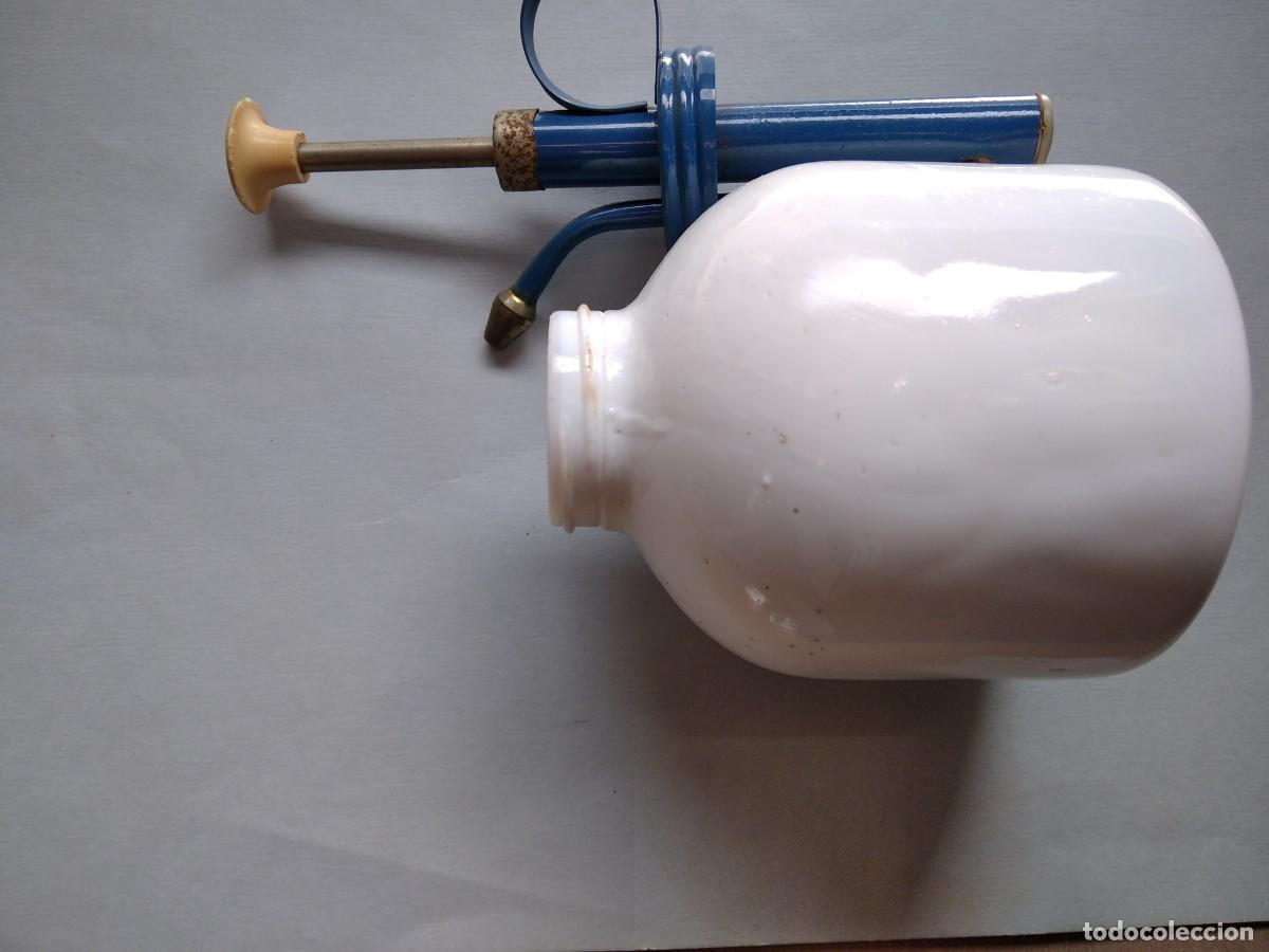 Antig&uuml;edades: PERFUMERO DE CRISTAL BLANCO Y LATON,DEMONTABLE. - Foto 1