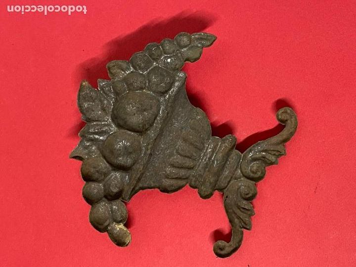 Antig&uuml;edades: PAREJA DE FLOREROS EN HIERRO REPUJADO - Foto 3