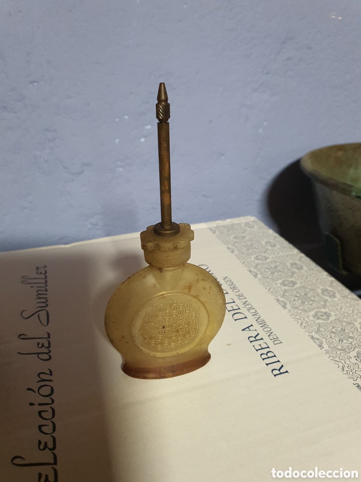 Antig&uuml;edades: Antigua aceitera plastico y metal - Foto 1