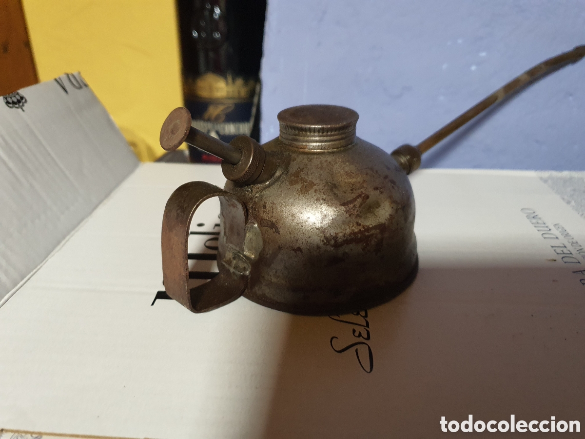 Antig&uuml;edades: Antigua aceitera para mecanica - Foto 2