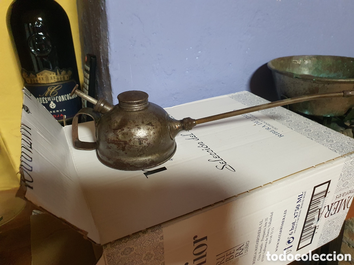 Antig&uuml;edades: Antigua aceitera para mecanica - Foto 1
