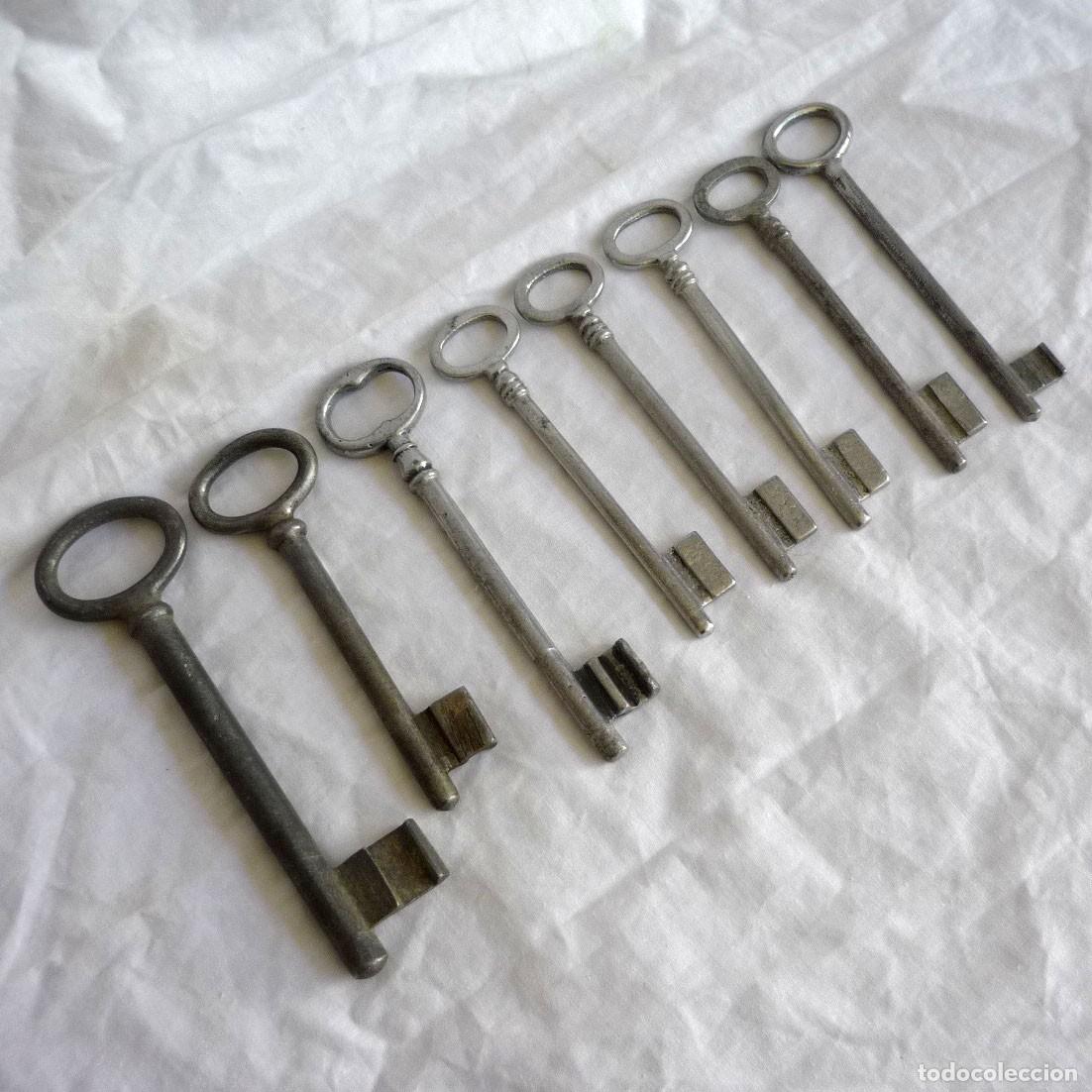 Antig&uuml;edades: 8 llaves de aluminio o calamina - Foto 1