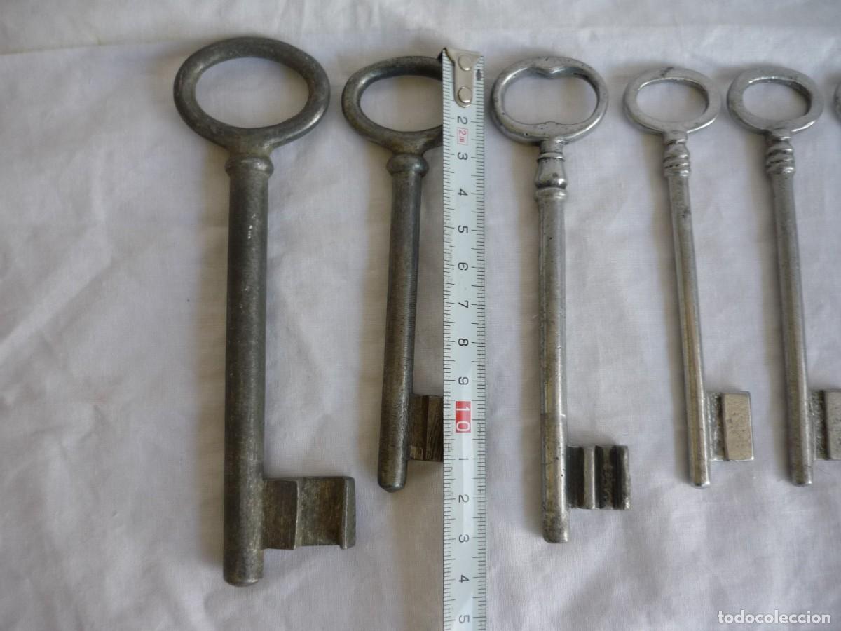 Antig&uuml;edades: 8 llaves de aluminio o calamina - Foto 3