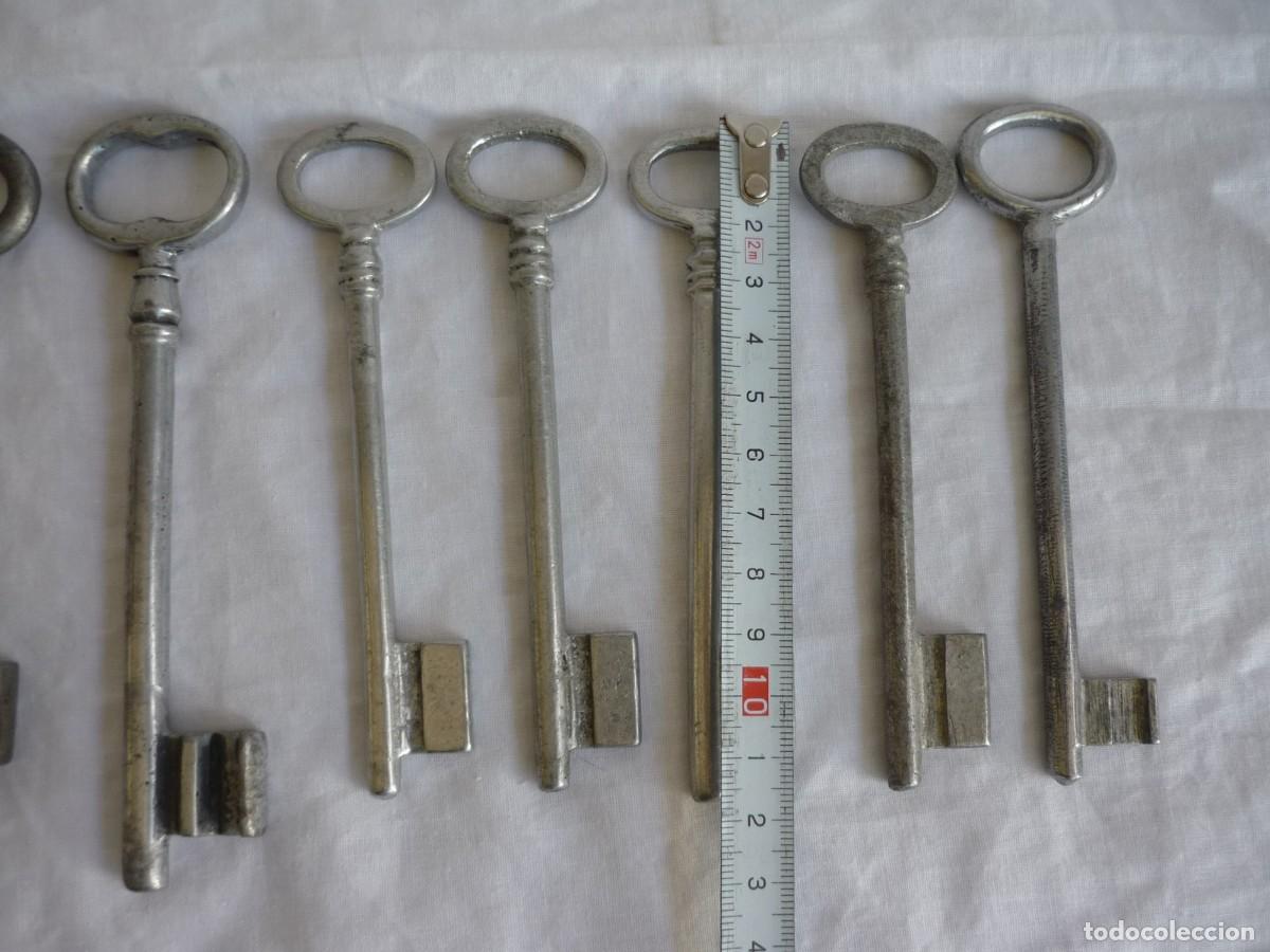 Antig&uuml;edades: 8 llaves de aluminio o calamina - Foto 4
