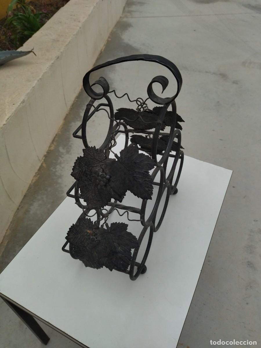 Antig&uuml;edades: bonito botellero de forja. 6 botellas. - Foto 2