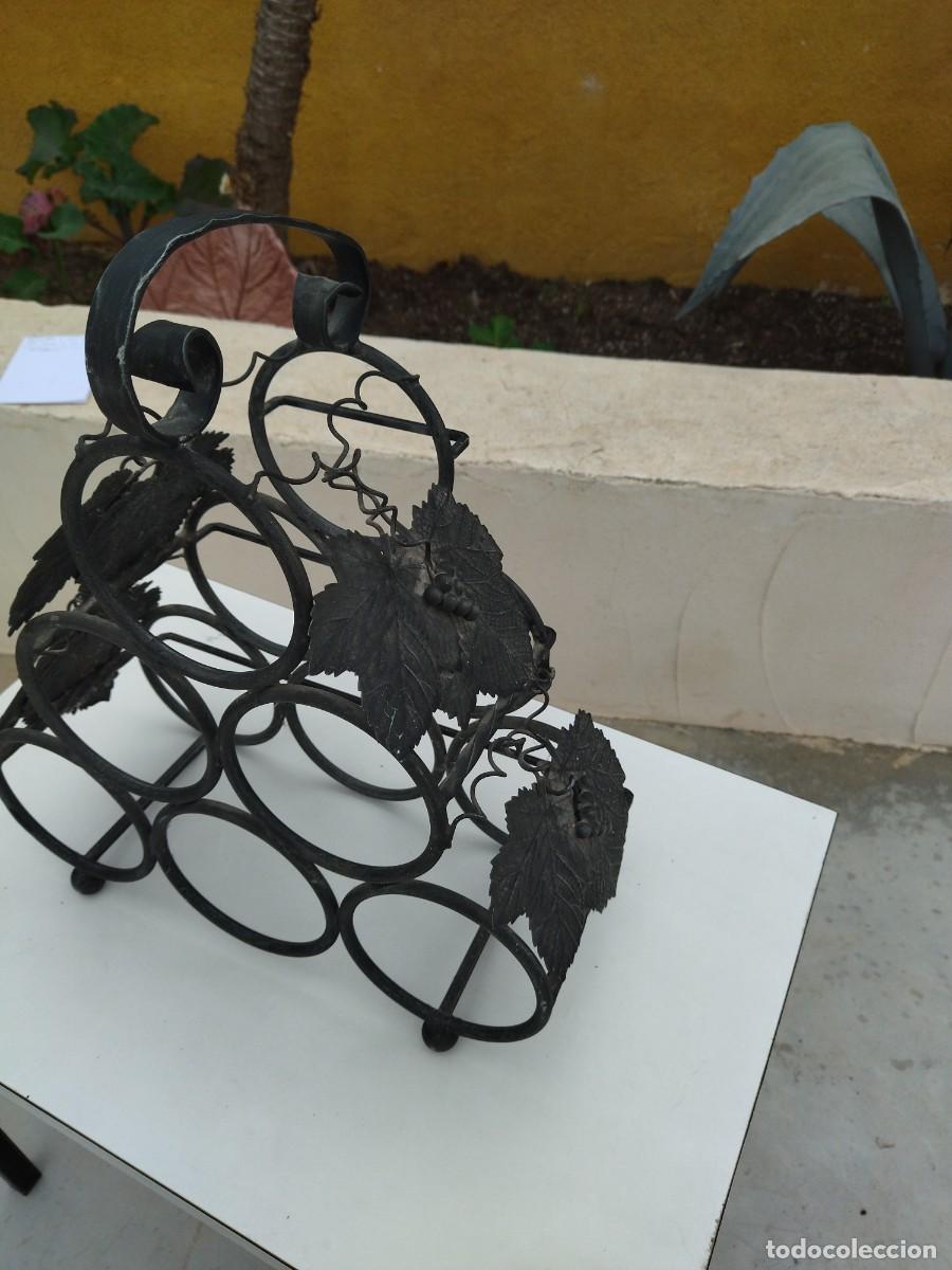 Antig&uuml;edades: bonito botellero de forja. 6 botellas. - Foto 4