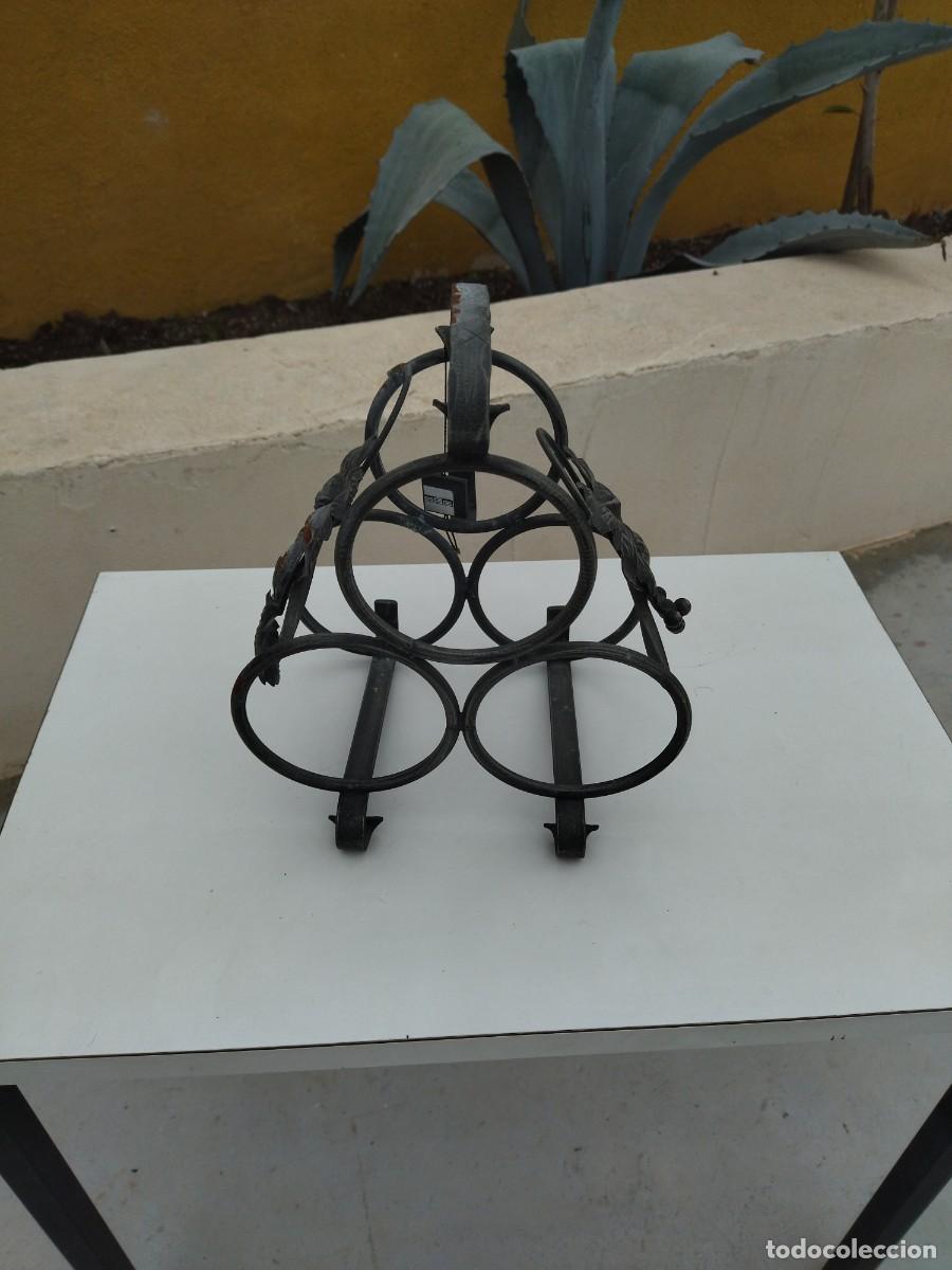 Antig&uuml;edades: bonito botellero de forja. 3 botellas. - Foto 1