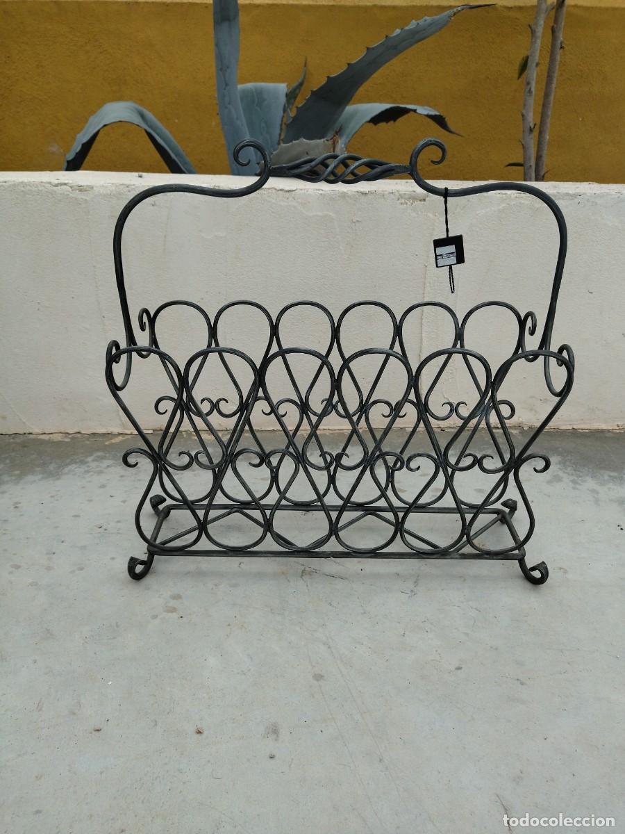 Antig&uuml;edades: Precioso revistero de forja. - Foto 2