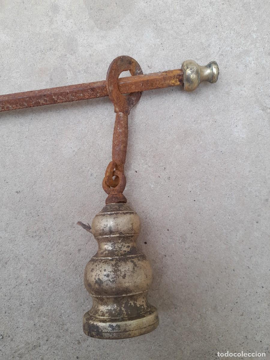 Antig&uuml;edades: Romana peso con ganchos de hierro con pilon de bronce - Foto 2
