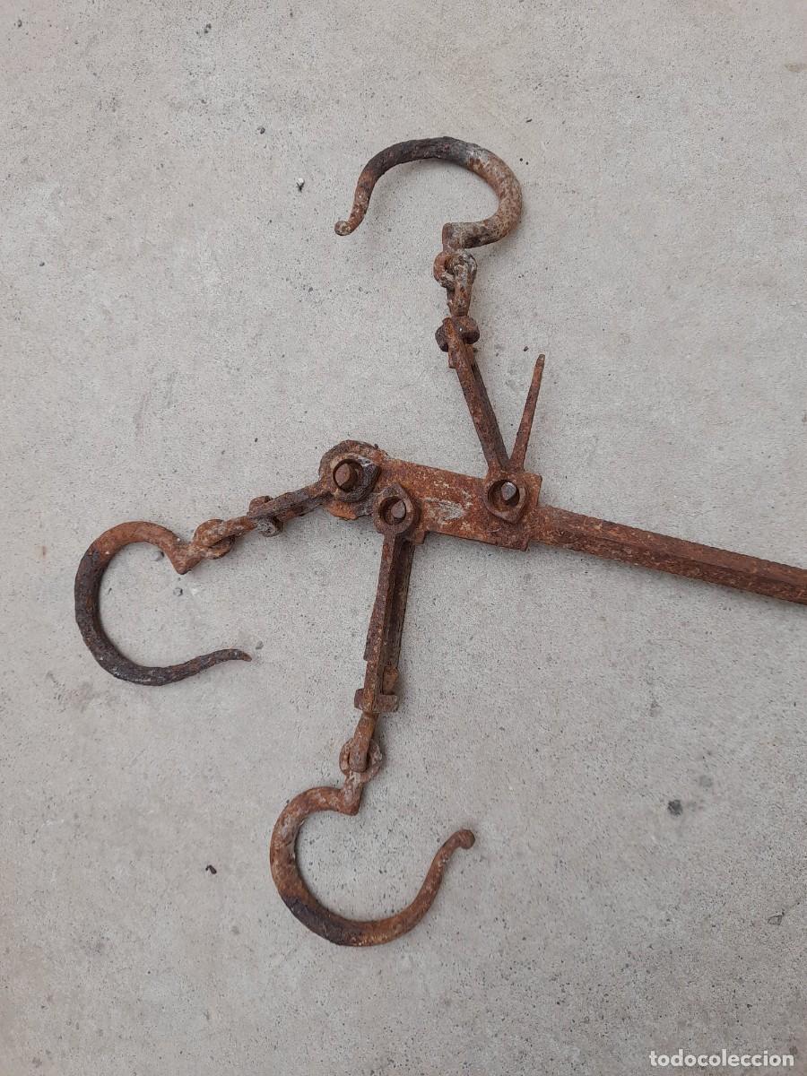 Antig&uuml;edades: Romana peso con ganchos de hierro con pilon de bronce - Foto 4