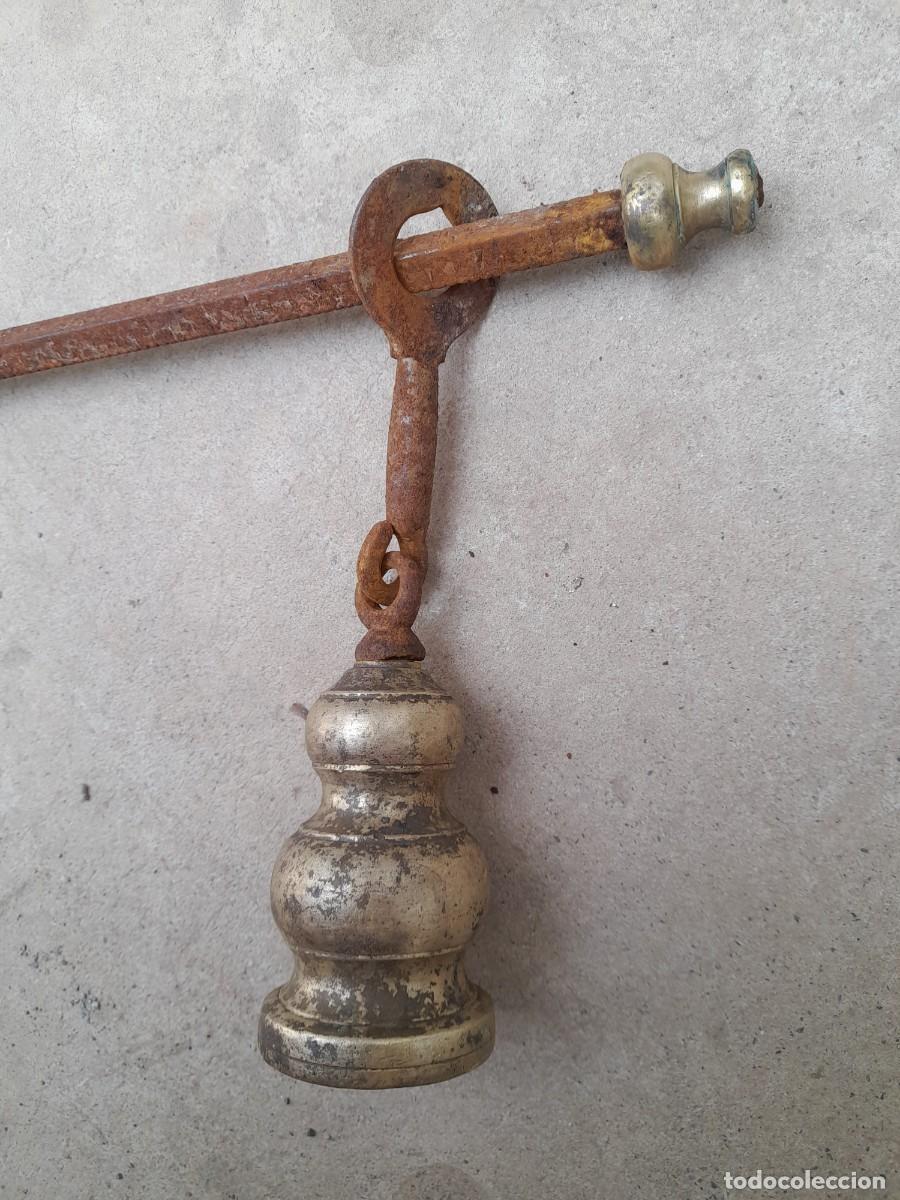 Antig&uuml;edades: Romana peso con ganchos de hierro con pilon de bronce - Foto 5