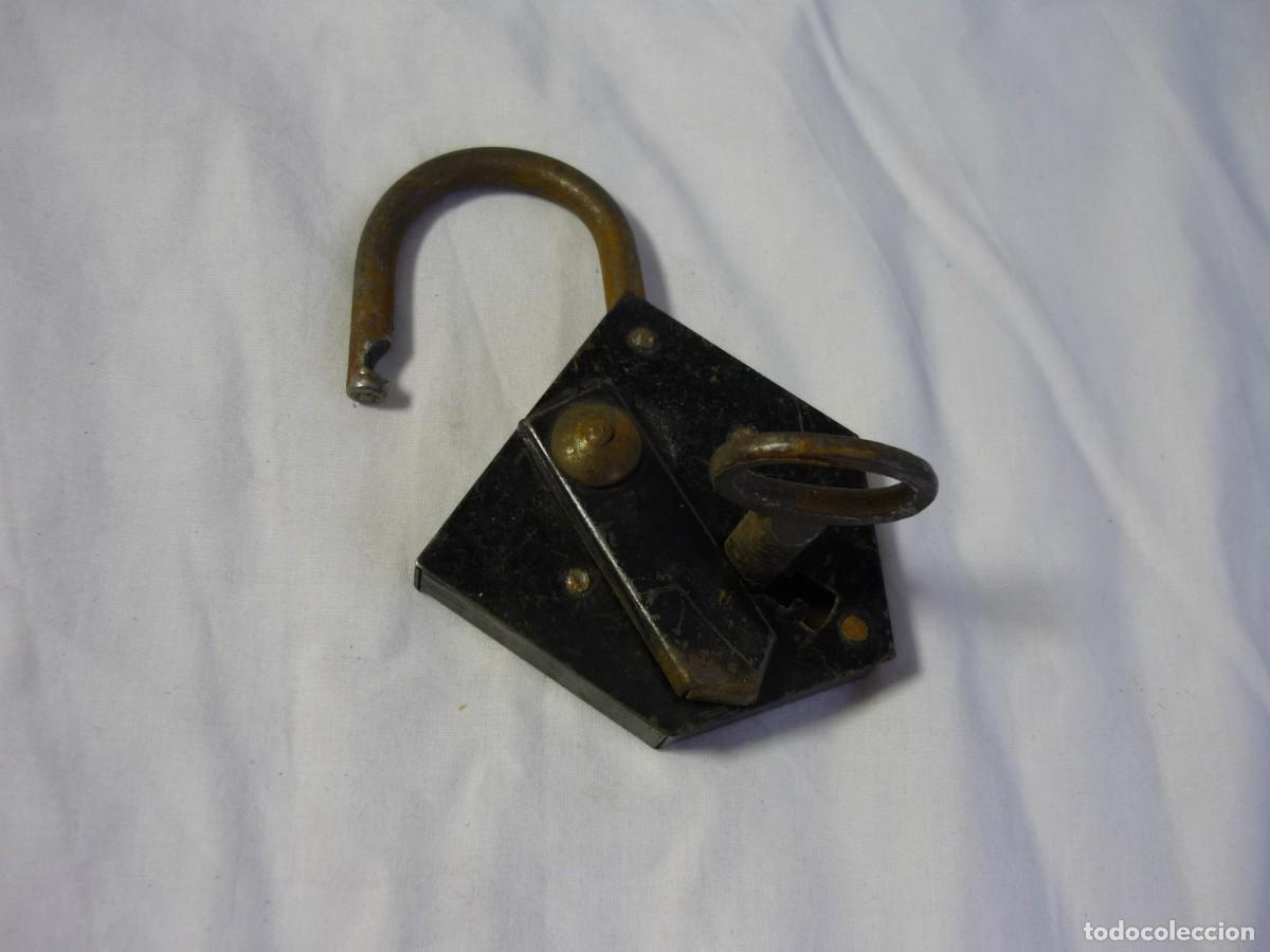Antig&uuml;edades: Candado 11 cent&iacute;metros de alto con llave hueca, funcionando - Foto 8