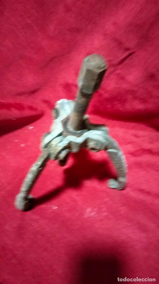 Antig&uuml;edades: EXTRACTOR 3 PATAS - Foto 2