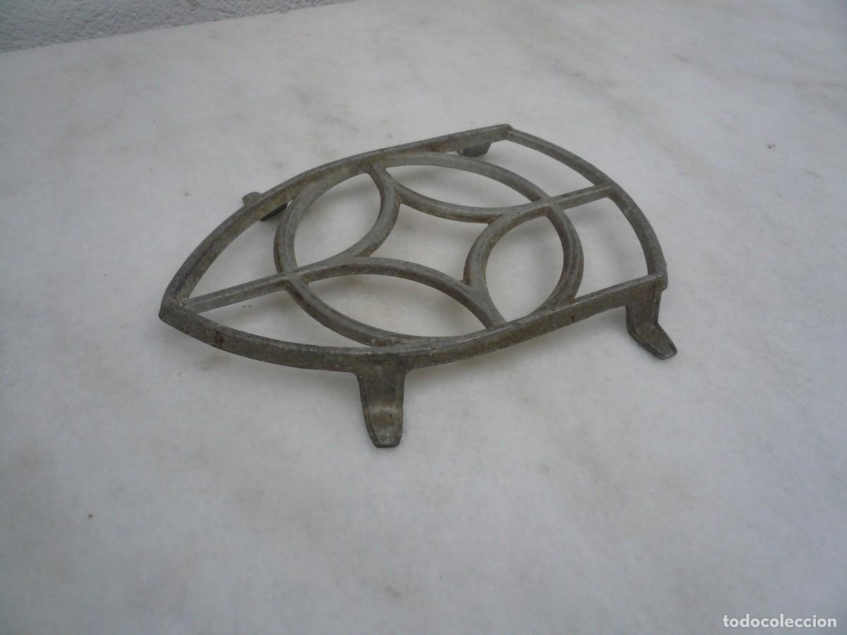 Antig&uuml;edades: ANTIGUO SOPORTE DE ALUMINIO PARA PLANCHA - Foto 2