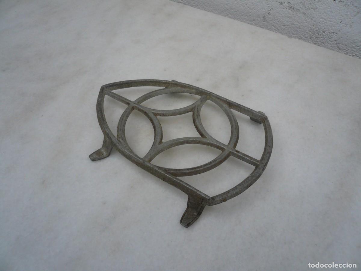 Antig&uuml;edades: ANTIGUO SOPORTE DE ALUMINIO PARA PLANCHA - Foto 3