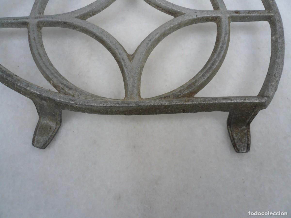 Antig&uuml;edades: ANTIGUO SOPORTE DE ALUMINIO PARA PLANCHA - Foto 4