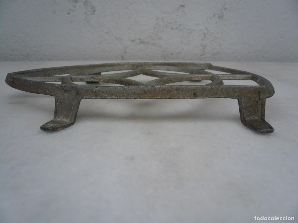 Antig&uuml;edades: ANTIGUO SOPORTE DE ALUMINIO PARA PLANCHA - Foto 5