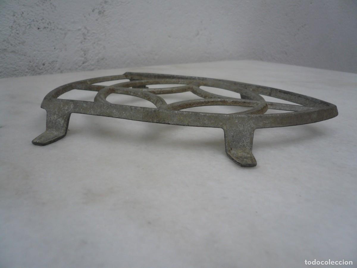Antig&uuml;edades: ANTIGUO SOPORTE DE ALUMINIO PARA PLANCHA - Foto 6