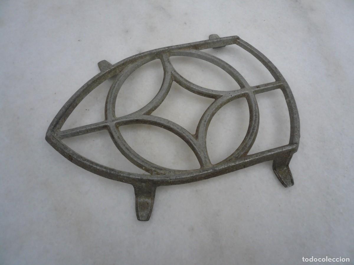 Antig&uuml;edades: ANTIGUO SOPORTE DE ALUMINIO PARA PLANCHA - Foto 8