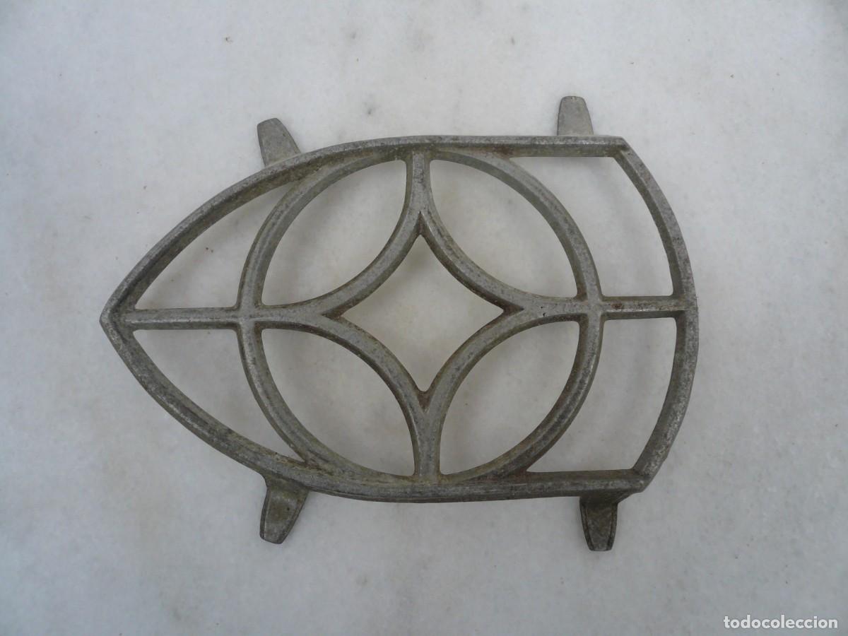 Antig&uuml;edades: ANTIGUO SOPORTE DE ALUMINIO PARA PLANCHA - Foto 9