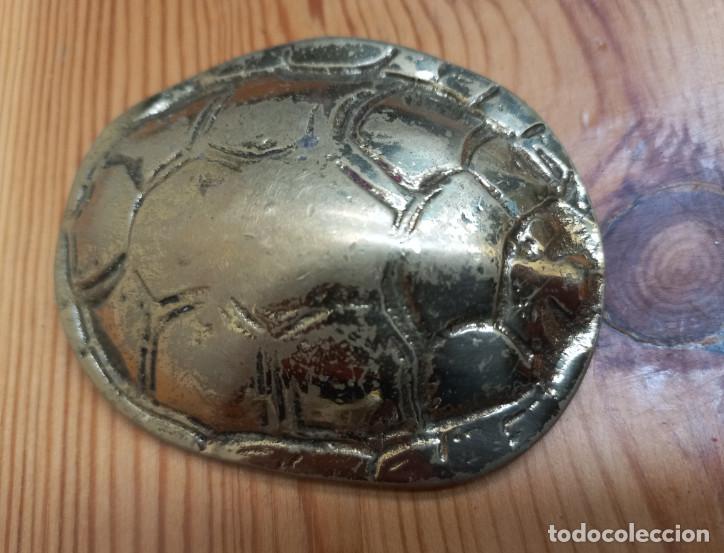 Antig&uuml;edades: CAPARAZON DE TORTUGA EN BRONCE O LATON, TAPADERA O SIM. - Foto 1