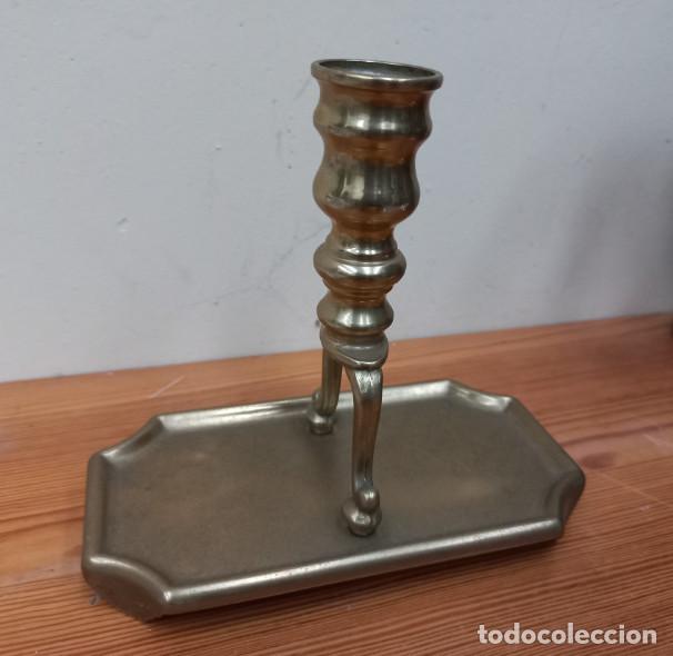 Antig&uuml;edades: CANDELABRO DE BRONCE EN BANDEJA CON PIES - Foto 1