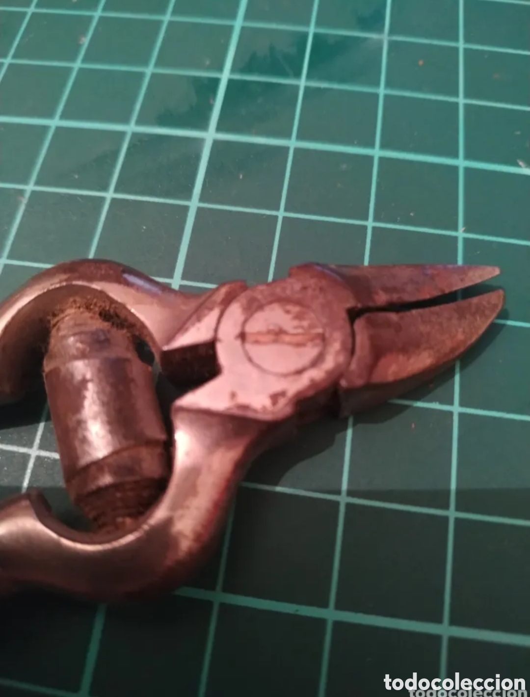 Antig&uuml;edades: Alicates de manicura de hierro y madera - Foto 2