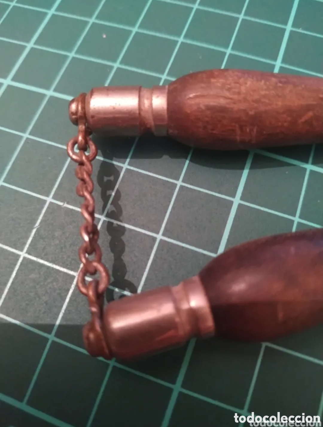 Antig&uuml;edades: Alicates de manicura de hierro y madera - Foto 3