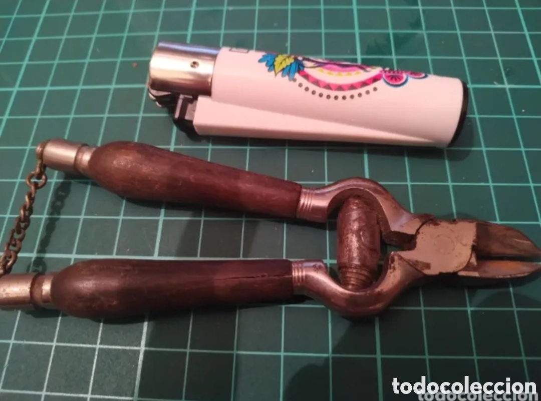 Antig&uuml;edades: Alicates de manicura de hierro y madera - Foto 4