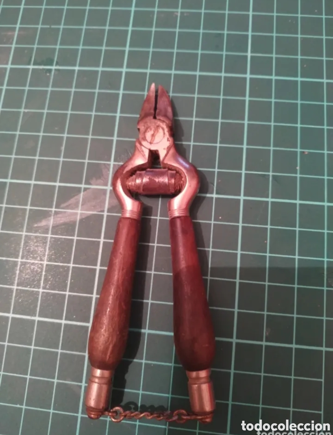Antig&uuml;edades: Alicates de manicura de hierro y madera - Foto 1