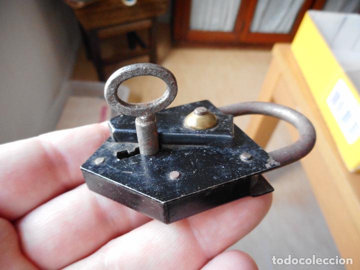 Antig&uuml;edades: ANTIGUO CANDADO CON LLAVE FUNCIONANDO SIGLO XX - Foto 2