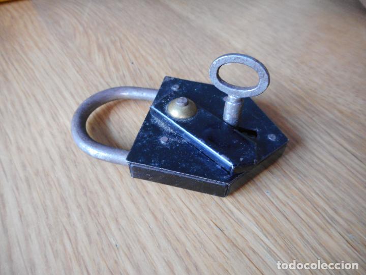 Antig&uuml;edades: ANTIGUO CANDADO CON LLAVE FUNCIONANDO SIGLO XX - Foto 1