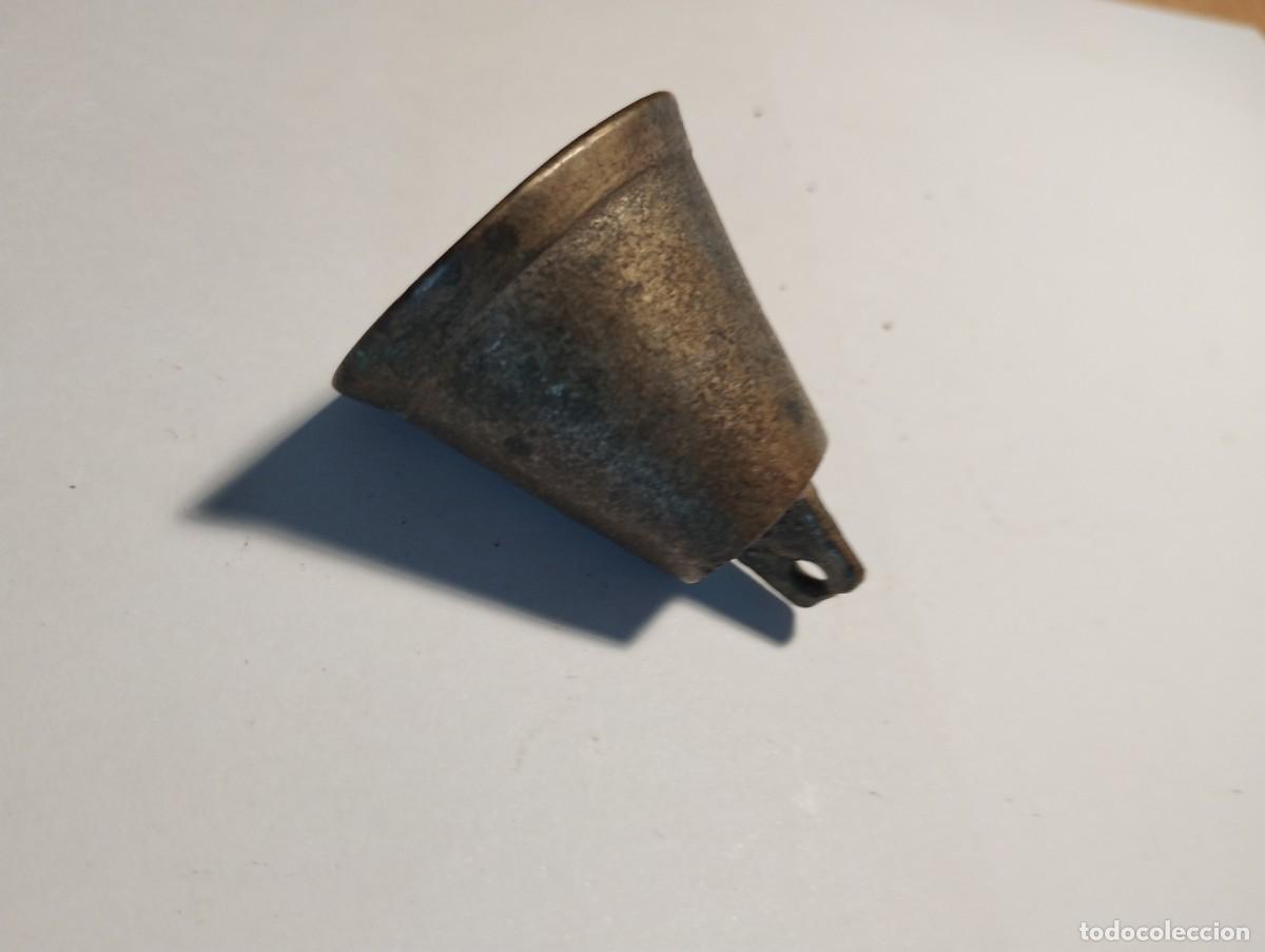 Antig&uuml;edades: Antigua campana en bronce. 4 cms - Foto 1